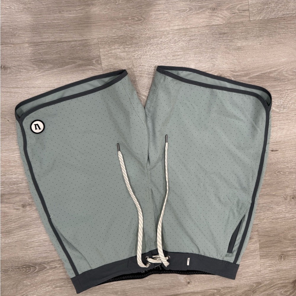Vuori Gray Board Shorts Lightweight Swimwear size 30